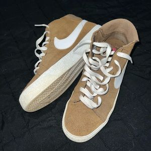 VINTAGE NIKE BLAZERS